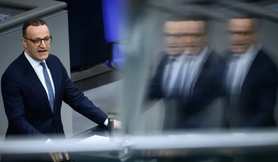 Warum Jens Spahn die Debatte um Leihmutterschaft überstehen könnte