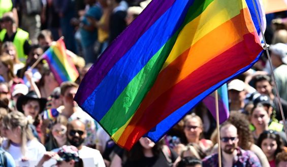 CSD-Paraden: Sicherheit und Entschlossenheit trotz Bedrohungen