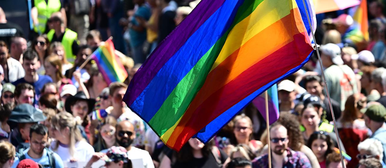 CSD-Paraden: Sicherheit und Entschlossenheit trotz Bedrohungen