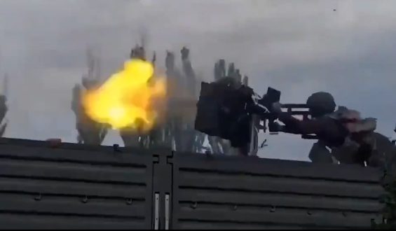 Waffe außer Kontrolle: Gewehr schleudert Soldaten durch die Luft