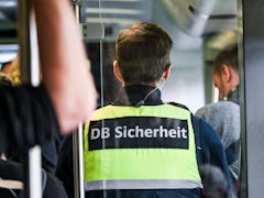 Sicherheitsmitarbeiter aus Zug gestürzt: Ermittlungen und Zweifel