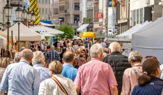 Diskussion über Sonntagsöffnungszeiten: DIHK fordert Grundgesetzänderung