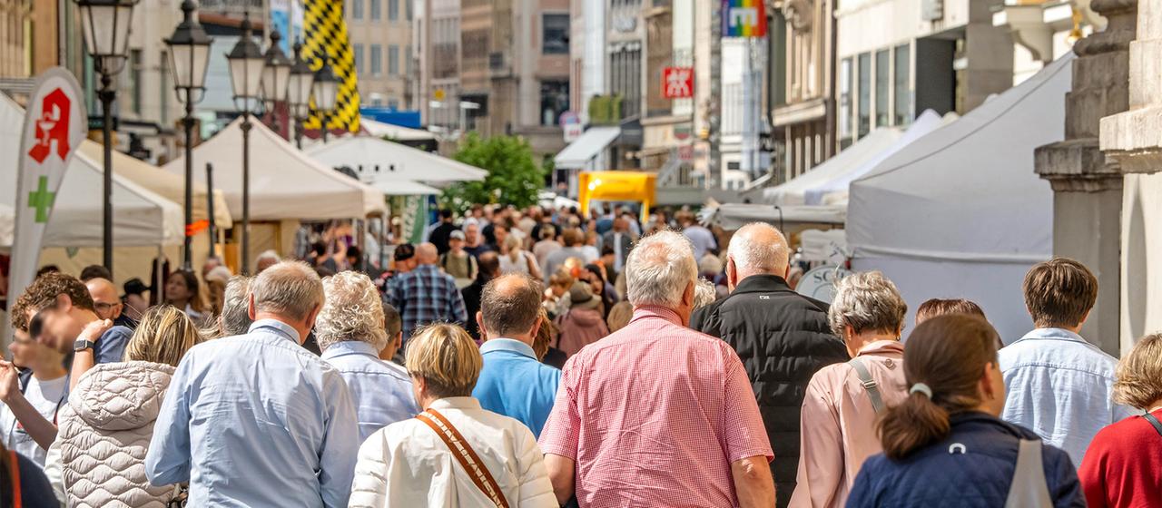 Diskussion über Sonntagsöffnungszeiten: DIHK fordert Grundgesetzänderung