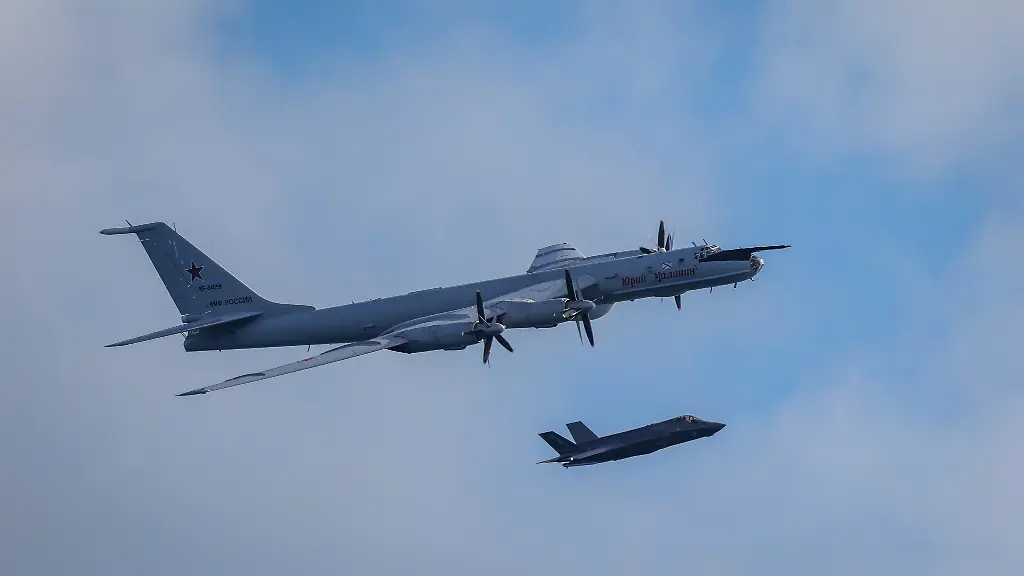 Russischer Aufklärer wirft Sonarbojen nahe britischem Flugzeugträger ab