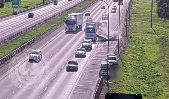 Autobahn-Einfädeln in Australien: Lkw verliert Betonplatten