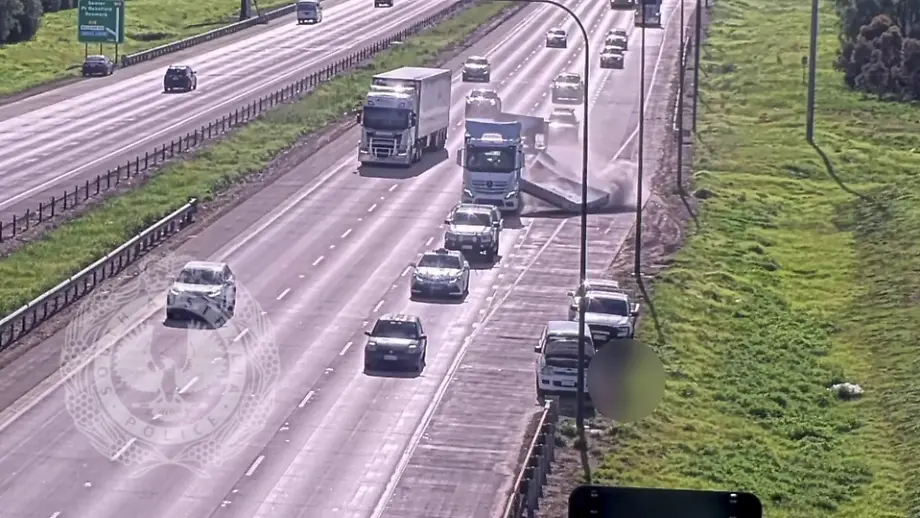 Autobahn-Einfädeln in Australien: Lkw verliert Betonplatten