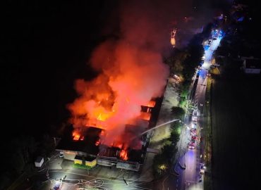 Großbrand in Bayern vernichtet Lagerhalle mit Särgen