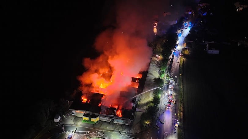 Großbrand in Bayern vernichtet Lagerhalle mit Särgen
