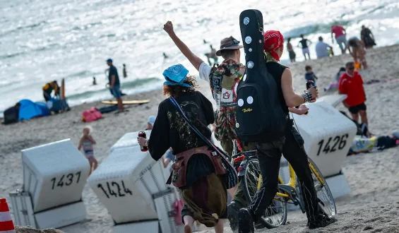 Landkreis Nordfriesland kämpft vor Gericht gegen Punk-Protestcamp auf Sylt