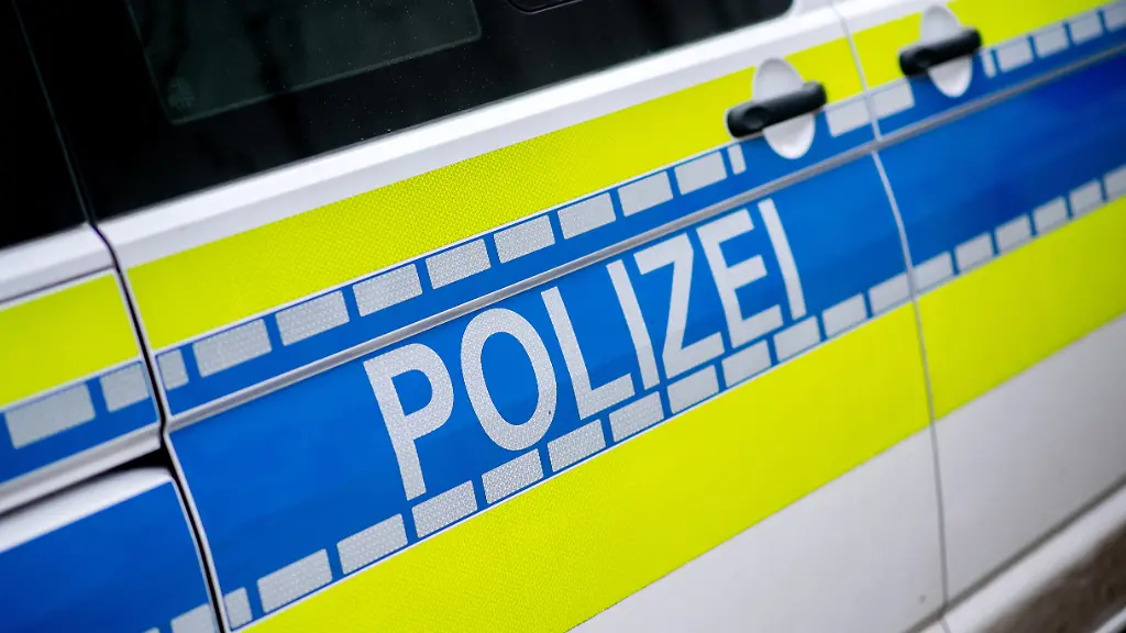 Polizist schießt nach Verfolgungsfahrt auf flüchtendes Auto