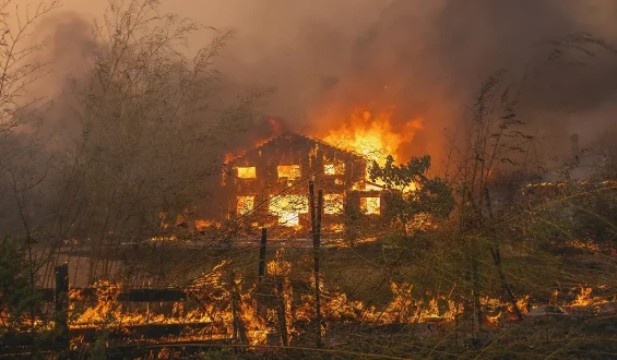 Verborgene Munitionsdepots entzünden sich bei Waldbrand in Südfrankreich