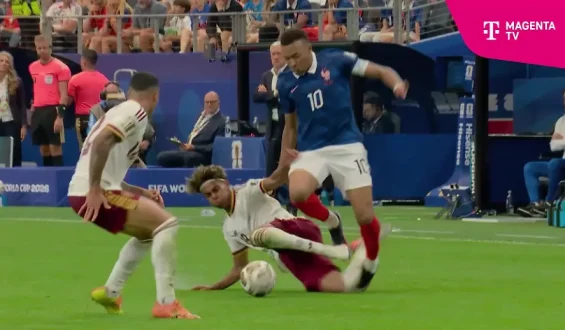 Aggressives Tackling im WM-Halbfinale: Lamine Yamal foult Kylian Mbappé