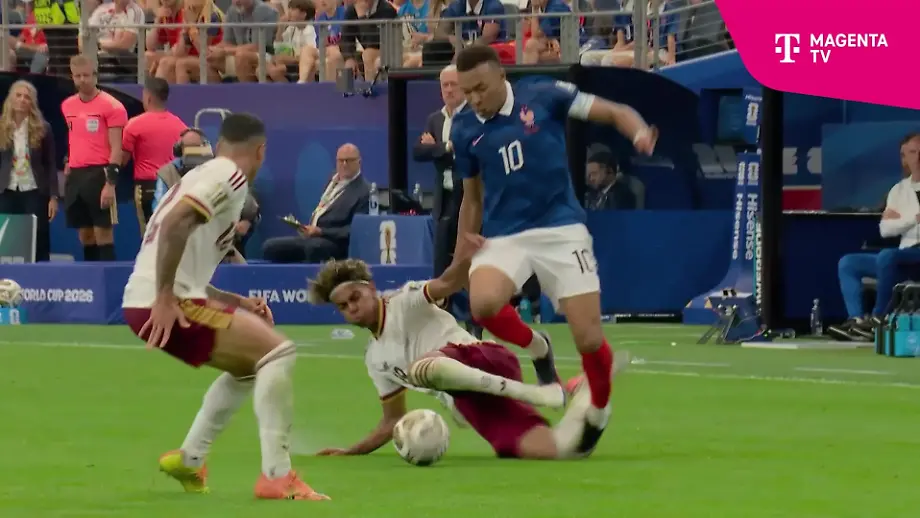 Aggressives Tackling im WM-Halbfinale: Lamine Yamal foult Kylian Mbappé
