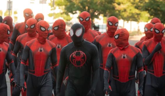 Fußballspieler des FC Energie Cottbus im Spiderman-Kostüm im Kino