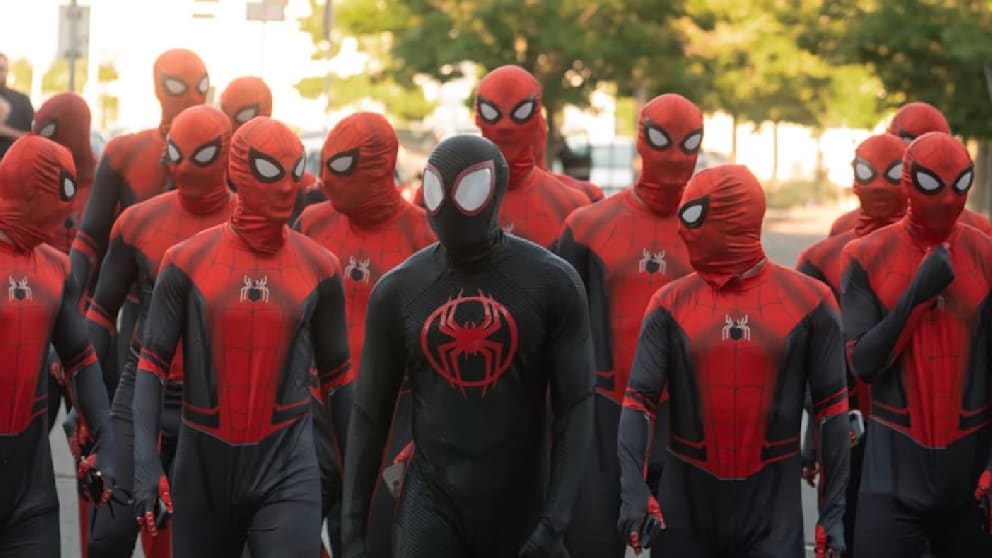 Fußballspieler des FC Energie Cottbus im Spiderman-Kostüm im Kino