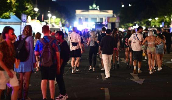 Polizeilage führt zur Unterbrechung des Christopher Street Day in Berlin