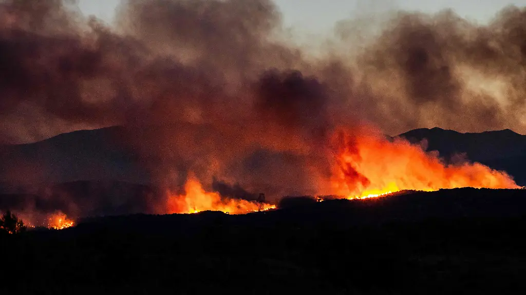 Waldbrände in Südfrankreich: Evakuierungen und internationaler Einsatz