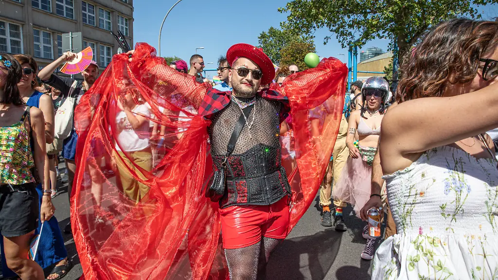 Christopher Street Day in Berlin zieht Hunderttausende an