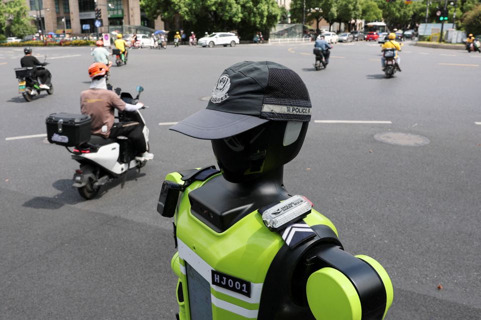 Roboterpolizist T2 überwacht Verkehr in Hangzhou