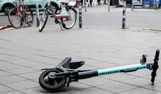 E-Scooter-Unfälle: Erhöhte Risiken im Vergleich zu Motorrädern und Fahrrädern