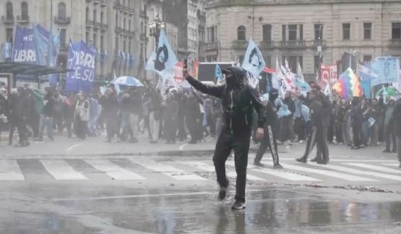 Proteste und Straßenschlacht in Buenos Aires