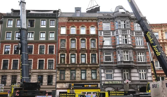 Abriss eines einsturzgefährdeten Hauses in Hamburg