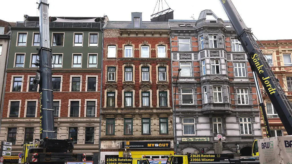 Abriss eines einsturzgefährdeten Hauses in Hamburg
