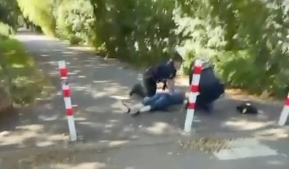 Autofahrer schlägt Fußgänger tot: Polizei sucht flüchtigen Täter