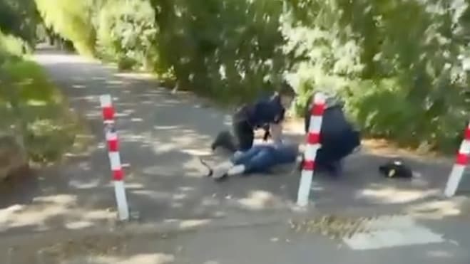 Autofahrer schlägt Fußgänger tot: Polizei sucht flüchtigen Täter