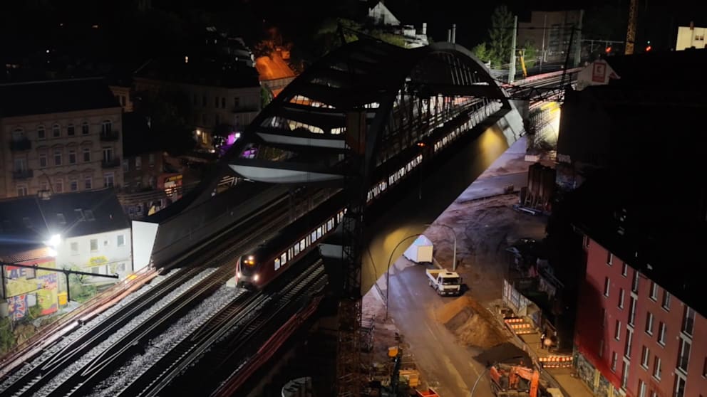Nach XXL-Transport: Erste Züge über die neue Sternbrücke