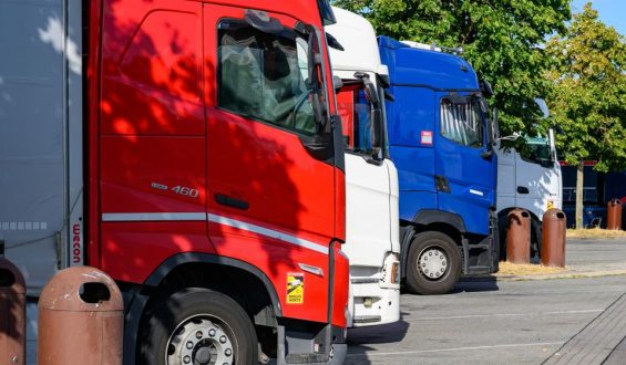 Reaktion auf Niedrigwasser: Kritik an Lockerung des Lkw-Fahrverbots
