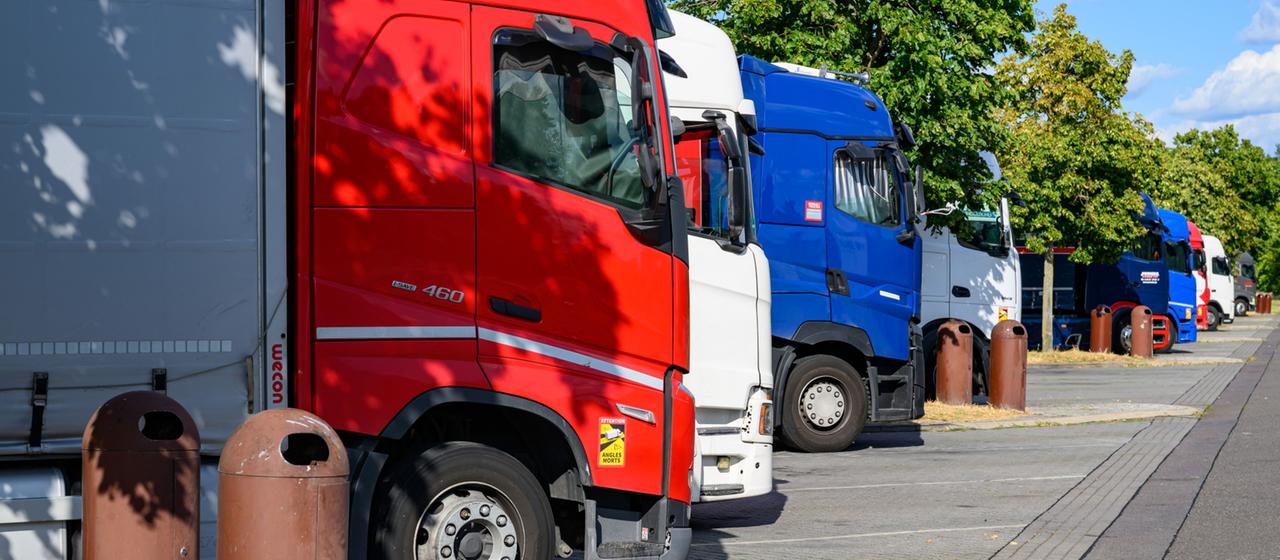 Reaktion auf Niedrigwasser: Kritik an Lockerung des Lkw-Fahrverbots