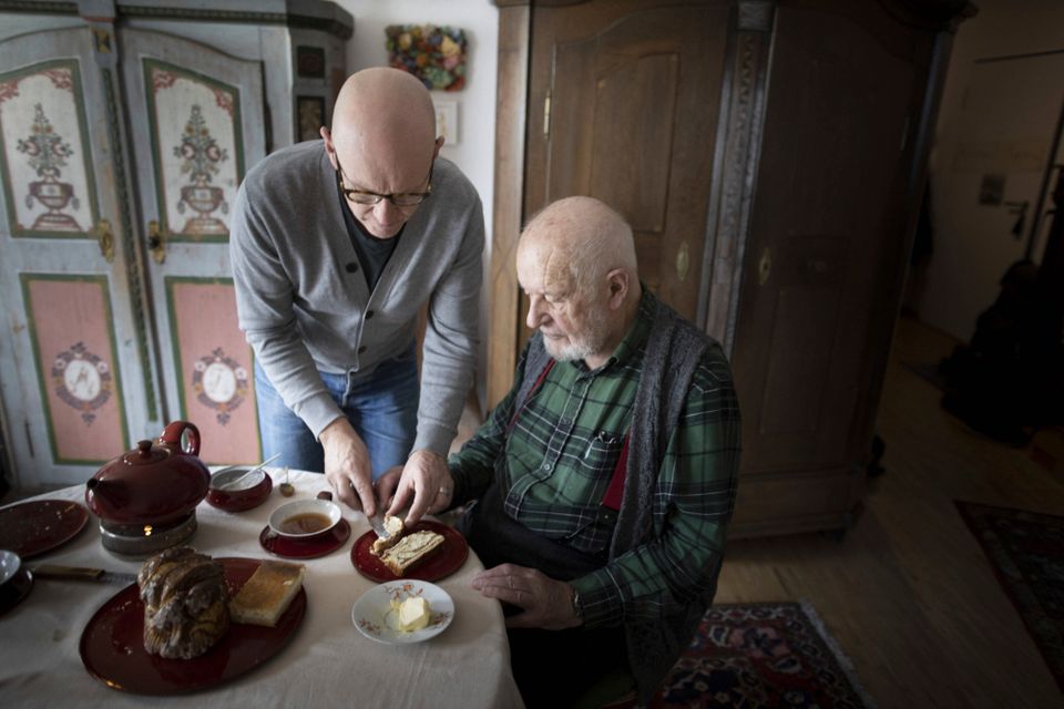 Pflege zu Hause: Eine Analyse der Vor- und Nachteile