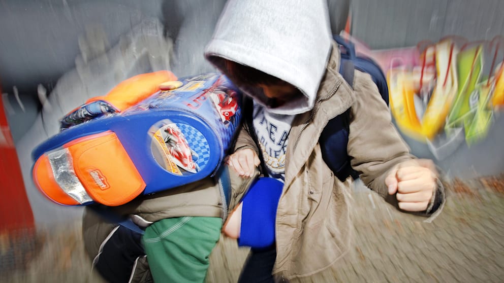 Anstieg der Gewalt an Schulen: Sofortiges Eingreifen an Brennpunkten gefordert