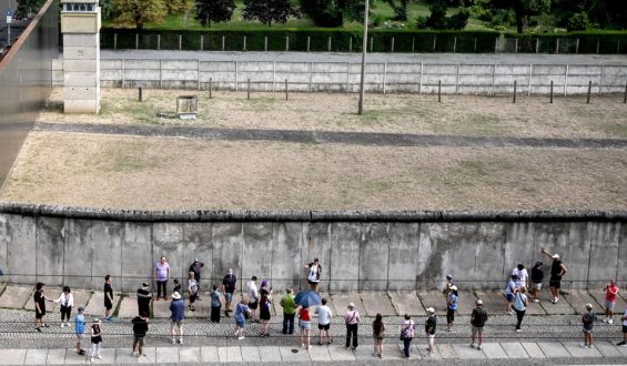 65 Jahre nach dem Bau der Berliner Mauer: Erinnerungsarbeit und politische Debatten