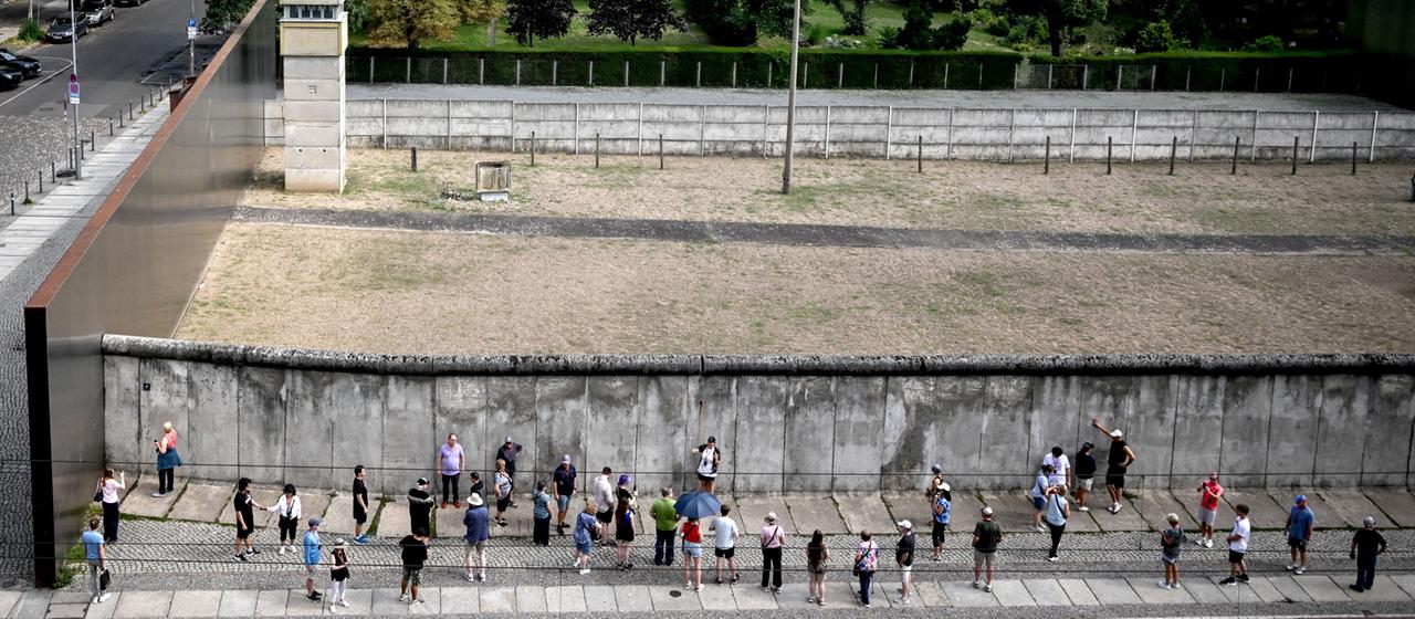 65 Jahre nach dem Bau der Berliner Mauer: Erinnerungsarbeit und politische Debatten