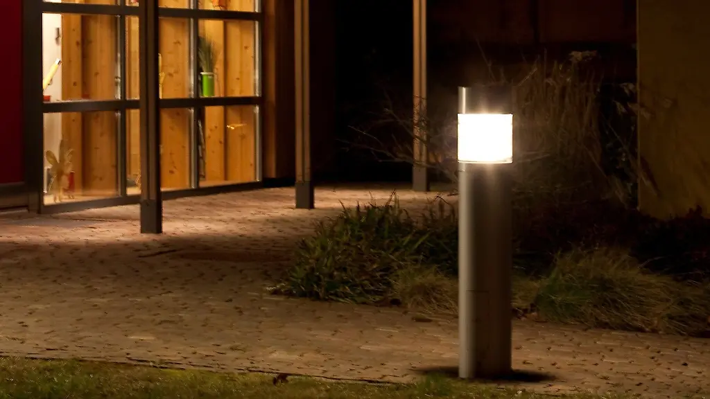 Kann nächtliches Dauerlicht am Nachbarhaus verboten werden?