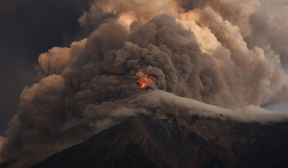 Aktueller Ausbruch des Volcán de Fuego in Guatemala