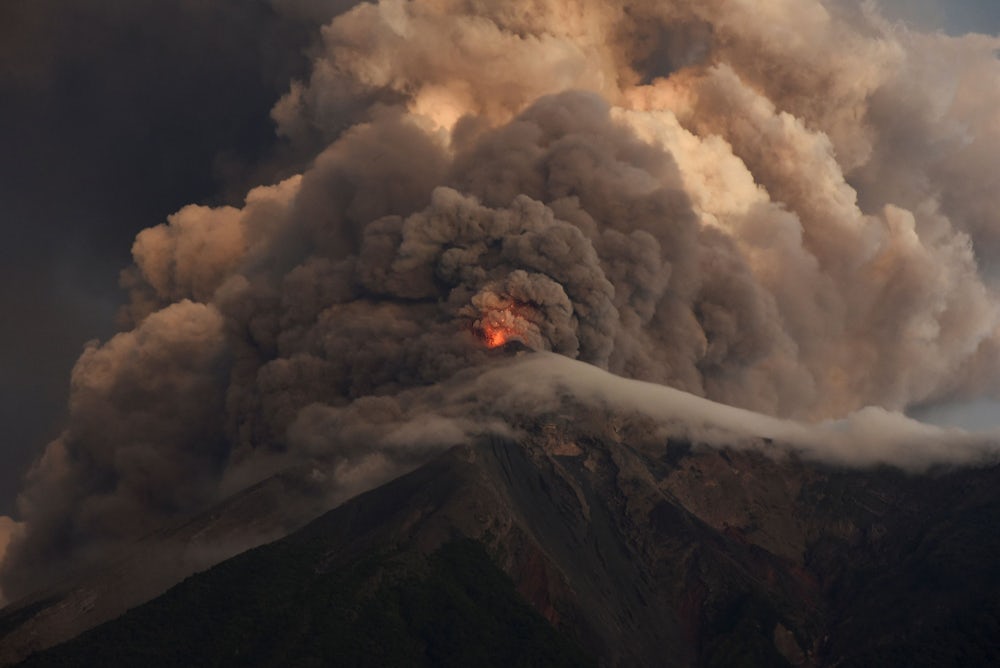 Aktueller Ausbruch des Volcán de Fuego in Guatemala