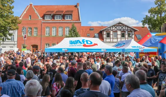 Politische Entwicklungen in Ost- und Westdeutschland