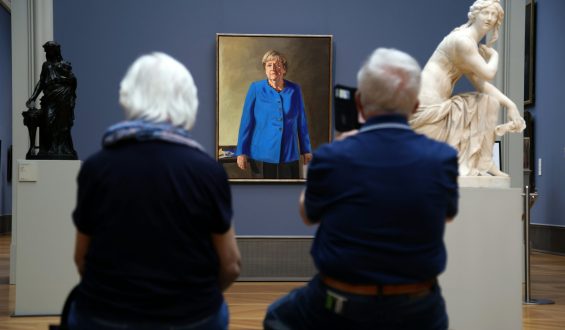 Merkel-Porträt zieht Besucher ins Bode-Museum