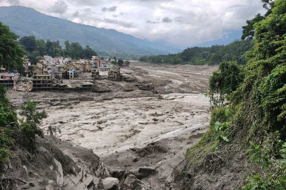 Gefahr drohender Überschwemmungen in Nepal: Ein neuer See bildet sich nach verheerender Sturzflut