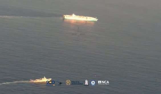 Spezialkräfte Stoppen Kokain-Schiff im Atlantik