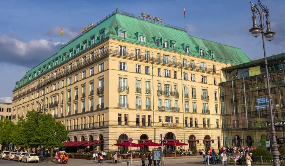 Luxushotel Adlon in Berlin zum Verkauf