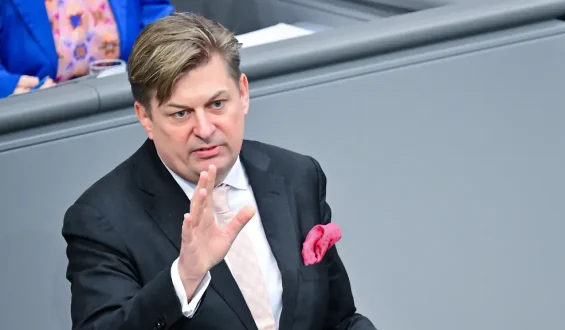 Gericht erlässt Haftbefehl gegen AfD-Politiker Krah nach Rechtsstreit