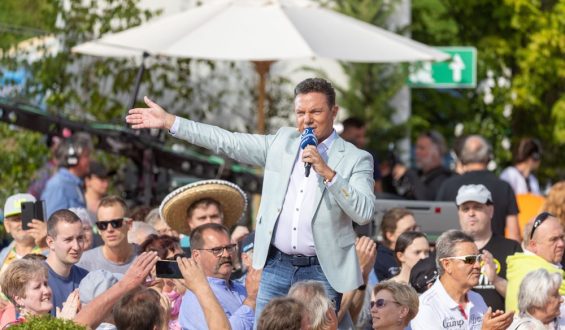 Stefan Mross wird für seine Verdienste geehrt