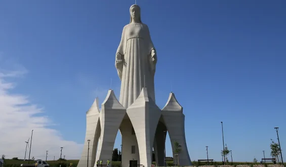 Kitsch, Kultur und Katholiken: Polnisches Dorf errichtet riesiges Maria-Monument