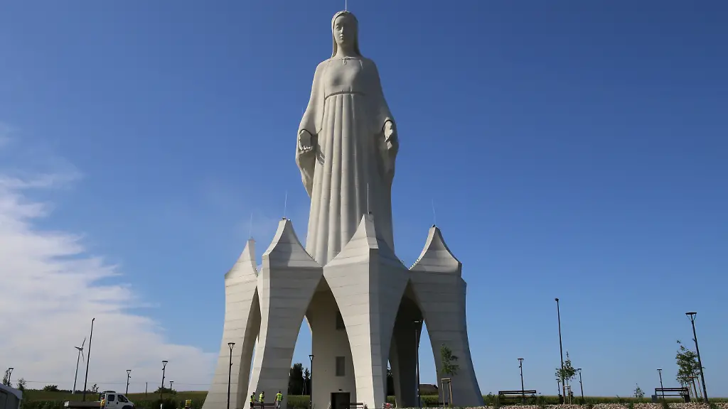 Kitsch, Kultur und Katholiken: Polnisches Dorf errichtet riesiges Maria-Monument