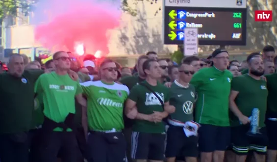 Wolfsburger Fanmarsch vor Spiel gegen Kaiserslautern