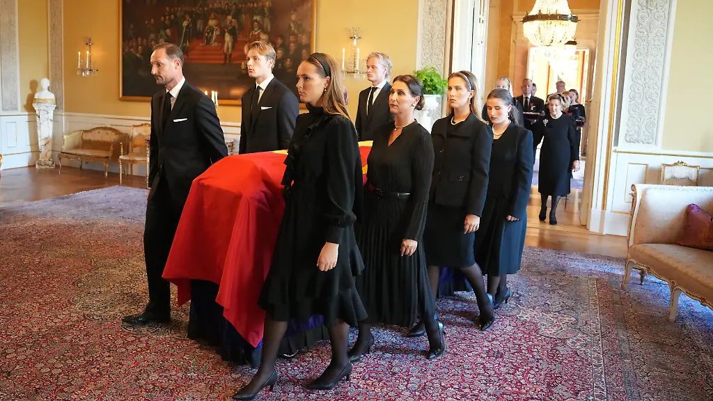 Norwegische Königsfamilie überführt Harald V. in die Schlosskapelle